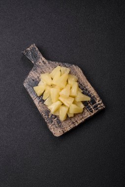 Tropik tatlı konserve ananas meyvesi dilimlenmiş. Pizza ve salata için ananas karışımı.