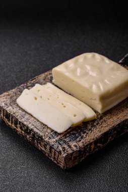 Süt beyazı mozarella peyniri domatesli caprese salatası için bir malzeme olarak dilimlenmiş.