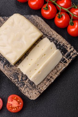 Süt beyazı mozarella peyniri domatesli caprese salatası için bir malzeme olarak dilimlenmiş.