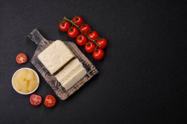 Süt beyazı mozarella peyniri domatesli caprese salatası için bir malzeme olarak dilimlenmiş.