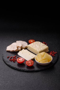 Süt beyazı mozarella peyniri domatesli caprese salatası için bir malzeme olarak dilimlenmiş.