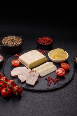 Süt beyazı mozarella peyniri domatesli caprese salatası için bir malzeme olarak dilimlenmiş.