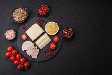 Süt beyazı mozarella peyniri domatesli caprese salatası için bir malzeme olarak dilimlenmiş.