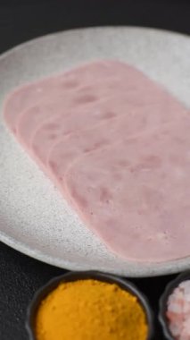 Tatil masası için jambon ve domuz eti yiyorum. Kahvaltı için dilimlenmiş jambon.