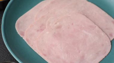 Tatil masası için jambon ve domuz eti yiyorum. Kahvaltı için dilimlenmiş jambon.