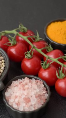 Dalda kırmızı kiraz domatesleri, sos ve ketçap yapımında kullanılan baharatlı bir sebze.