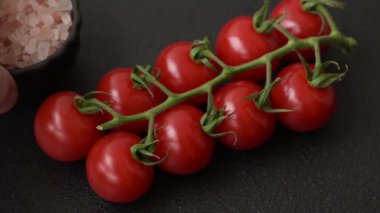 Dalda kırmızı kiraz domatesleri, sos ve ketçap yapımında kullanılan baharatlı bir sebze.