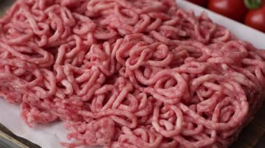 Baharatlı ve tuzlu kıymalı kıyma. Köfte köfte yapmak için bir malzemedir.