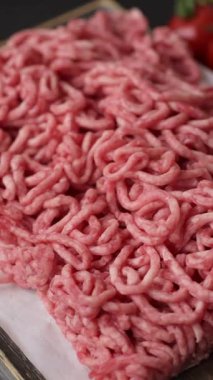 Baharatlı ve tuzlu kıymalı kıyma. Köfte köfte yapmak için bir malzemedir.