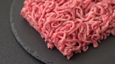 Baharatlı ve tuzlu kıymalı kıyma. Köfte köfte yapmak için bir malzemedir.