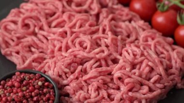 Baharatlı ve tuzlu kıymalı kıyma. Köfte köfte yapmak için bir malzemedir.