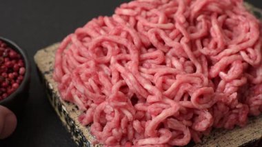Baharatlı ve tuzlu kıymalı kıyma. Köfte köfte yapmak için bir malzemedir.