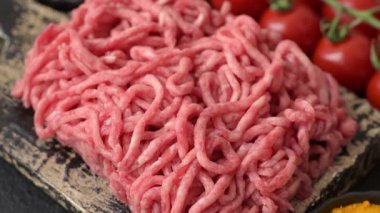Baharatlı ve tuzlu kıymalı kıyma. Köfte köfte yapmak için bir malzemedir.