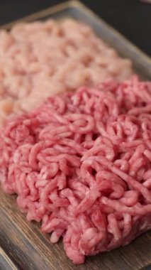 Biftek ve doğranmış tavuk, iki çeşit taze, tuzlu ve baharatlı. Köfte köfte yapmak için bir malzemedir.