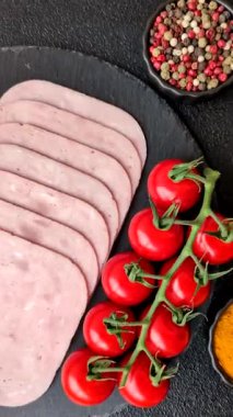 Tatil masası için jambon ve domuz eti yiyorum. Kahvaltı için dilimlenmiş jambon.