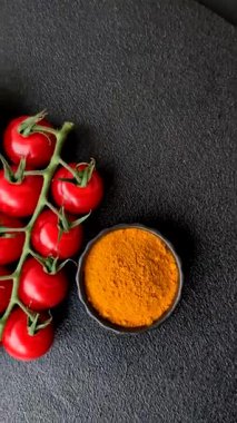 Dalda kırmızı kiraz domatesleri, sos ve ketçap yapımında kullanılan baharatlı bir sebze.