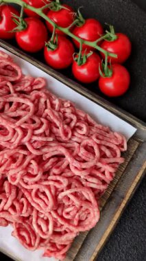 Baharatlı ve tuzlu kıymalı kıyma. Köfte köfte yapmak için bir malzemedir.