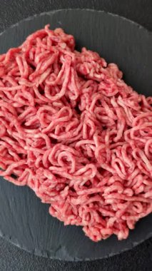 Baharatlı ve tuzlu kıymalı kıyma. Köfte köfte yapmak için bir malzemedir.