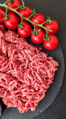 Baharatlı ve tuzlu kıymalı kıyma. Köfte köfte yapmak için bir malzemedir.