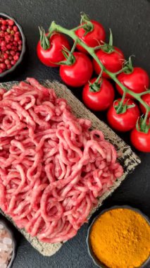 Baharatlı ve tuzlu kıymalı kıyma. Köfte köfte yapmak için bir malzemedir.