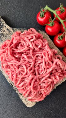 Baharatlı ve tuzlu kıymalı kıyma. Köfte köfte yapmak için bir malzemedir.