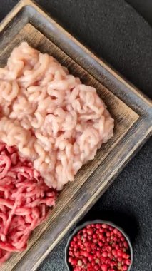 Biftek ve doğranmış tavuk, iki çeşit taze, tuzlu ve baharatlı. Köfte köfte yapmak için bir malzemedir.