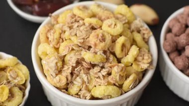 Gevrek, çikolata topları ve sağlıklı bir kahvaltı için kurutulmuş meyve. Çikolatalı granola.