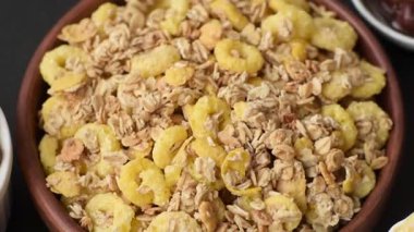Gevrek, çikolata topları ve sağlıklı bir kahvaltı için kurutulmuş meyve. Çikolatalı granola.
