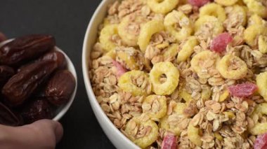 Gevrek, çikolata topları ve sağlıklı bir kahvaltı için kurutulmuş meyve. Çikolatalı granola.