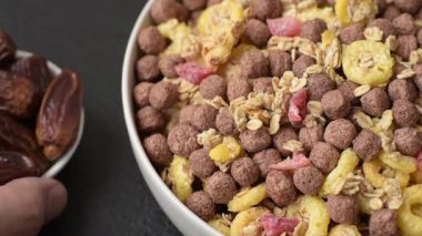 Gevrek, çikolata topları ve sağlıklı bir kahvaltı için kurutulmuş meyve. Çikolatalı granola.