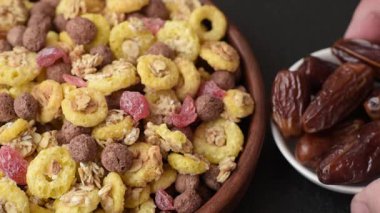 Gevrek, çikolata topları ve sağlıklı bir kahvaltı için kurutulmuş meyve. Çikolatalı granola.