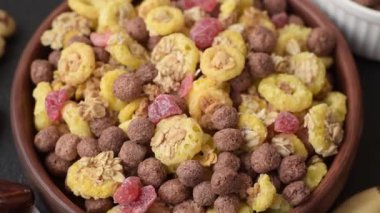 Gevrek, çikolata topları ve sağlıklı bir kahvaltı için kurutulmuş meyve. Çikolatalı granola.