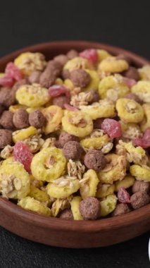 Gevrek, çikolata topları ve sağlıklı bir kahvaltı için kurutulmuş meyve. Çikolatalı granola.