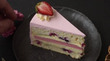 Doğum günü kutlaması için bir dilim pembe puf kek. Düğünü ya da sevgililer gününü kutlamak için tatlılar