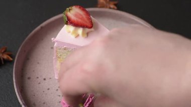 Doğum günü kutlaması için bir dilim pembe puf kek. Düğünü ya da sevgililer gününü kutlamak için tatlılar