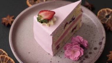 Doğum günü kutlaması için bir dilim pembe puf kek. Düğünü ya da sevgililer gününü kutlamak için tatlılar