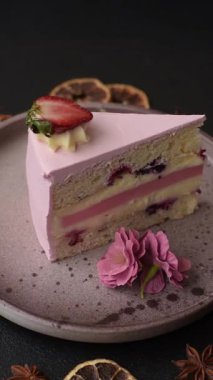 Doğum günü kutlaması için bir dilim pembe puf kek. Düğünü ya da sevgililer gününü kutlamak için tatlılar