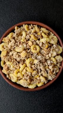 Gevrek, çikolata topları ve sağlıklı bir kahvaltı için kurutulmuş meyve. Çikolatalı granola.