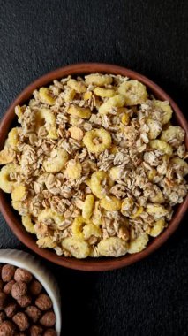 Gevrek, çikolata topları ve sağlıklı bir kahvaltı için kurutulmuş meyve. Çikolatalı granola.