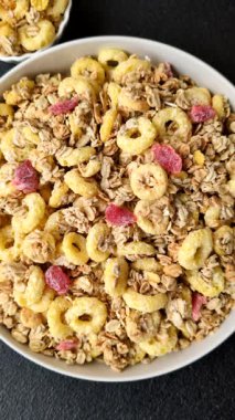Gevrek, çikolata topları ve sağlıklı bir kahvaltı için kurutulmuş meyve. Çikolatalı granola.