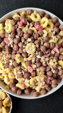 Gevrek, çikolata topları ve sağlıklı bir kahvaltı için kurutulmuş meyve. Çikolatalı granola.