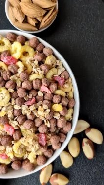 Gevrek, çikolata topları ve sağlıklı bir kahvaltı için kurutulmuş meyve. Çikolatalı granola.