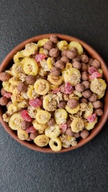 Gevrek, çikolata topları ve sağlıklı bir kahvaltı için kurutulmuş meyve. Çikolatalı granola.