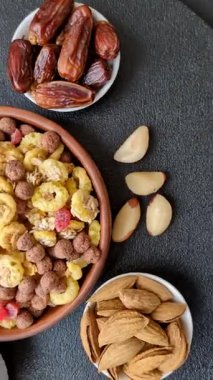 Gevrek, çikolata topları ve sağlıklı bir kahvaltı için kurutulmuş meyve. Çikolatalı granola.