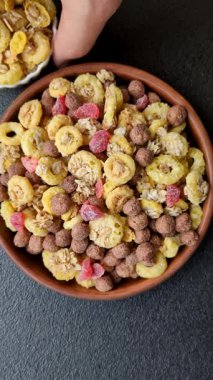 Gevrek, çikolata topları ve sağlıklı bir kahvaltı için kurutulmuş meyve. Çikolatalı granola.