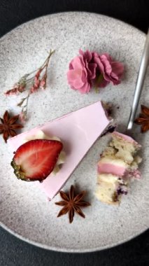 Doğum günü kutlaması için bir dilim pembe puf kek. Düğünü ya da sevgililer gününü kutlamak için tatlılar