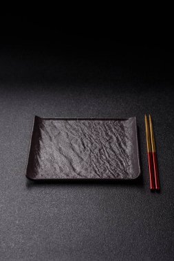 Japon ya da Çin yemeği için çubuklu boş bir tabak. Asya yemekleri için mutfak tabağı boş.