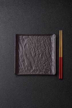 Japon ya da Çin yemeği için çubuklu boş bir tabak. Asya yemekleri için mutfak tabağı boş.