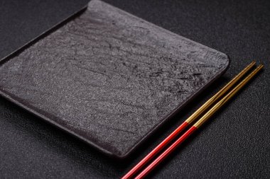 Japon ya da Çin yemeği için çubuklu boş bir tabak. Asya yemekleri için mutfak tabağı boş.