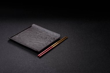 Japon ya da Çin yemeği için çubuklu boş bir tabak. Asya yemekleri için mutfak tabağı boş.